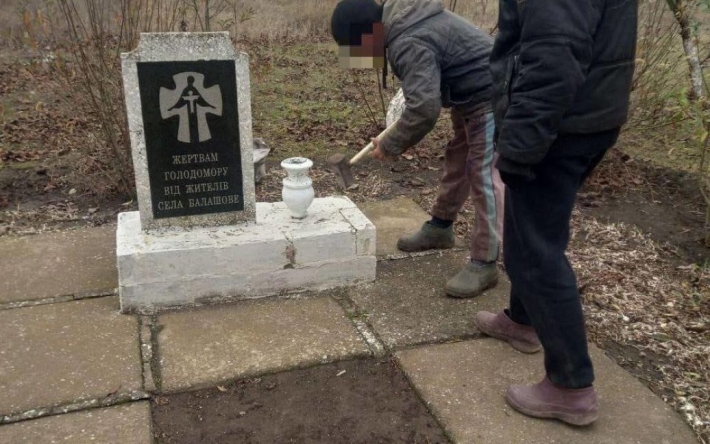 В Херсонской области россияне сносят памятники жертвам Голодомора – фото