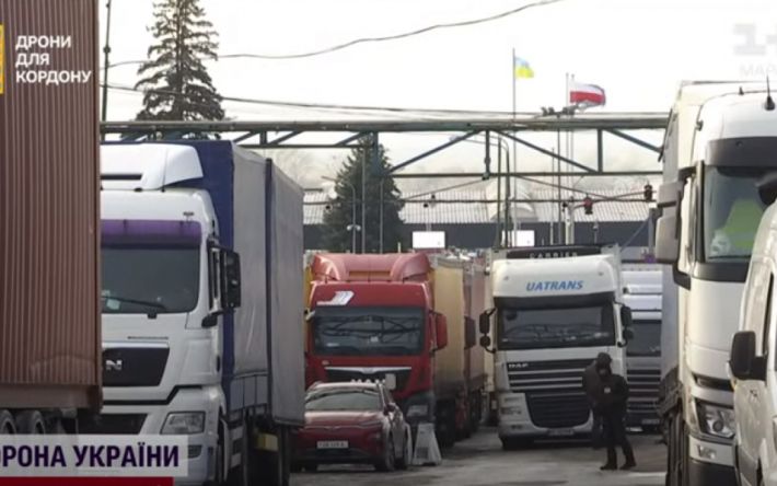 Эвакуация водителей и блокирование военных и гуманитарных грузов: что происходит на границе с Польшей