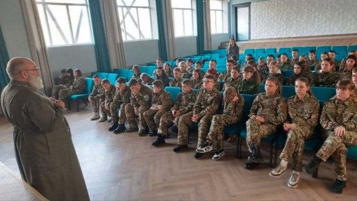 В Мелитопольских школах учеников «кадетских классов» заставляют шить военную форму (видео)