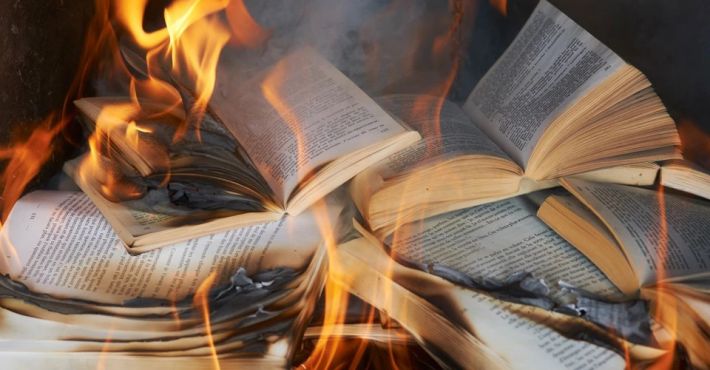 Чому окупанти масово спалюють українські книжки в Мелітополі? (фото)