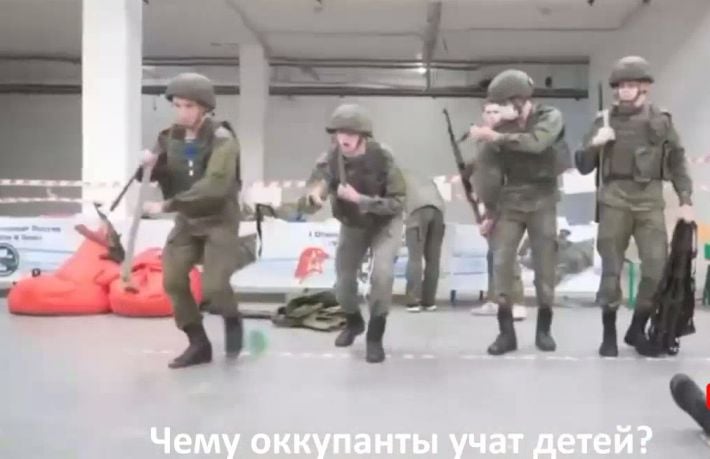 "Стань русским" - рашисты в Мелитополе учат детей убивать (видео)