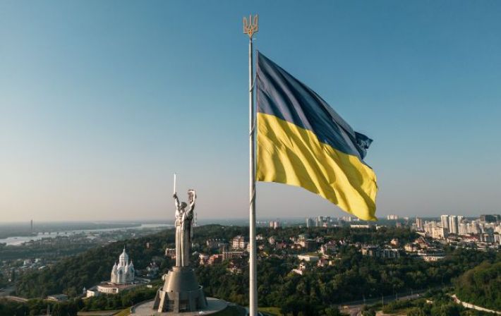 В Киеве ветер повредил самый большой флаг Украины (видео)