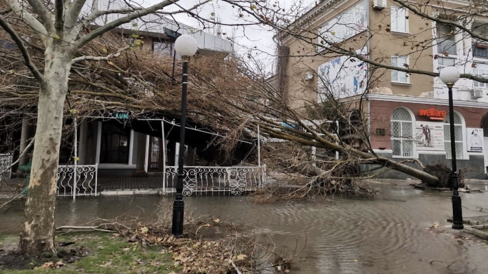 Из-за шторма затопило Бердянск: в городе нет света, воды и отопления (видео)