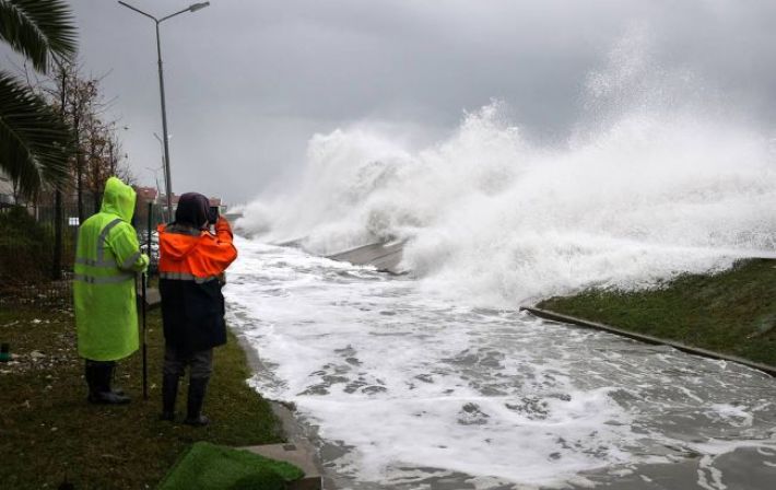 Юг России охватили бури: уничтожены железнодорожные пути и затоплены побережья