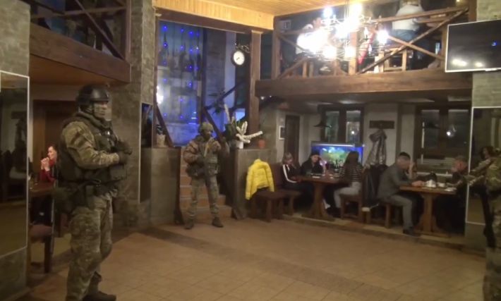 Цікаве кіно - У Мелітополі рашисти влаштували "маски-шоу" у кафе відомого зрадника (відео)