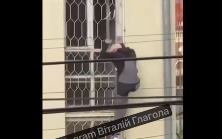 "Побег из Шоушенко по-мукачевски": мужчина лихо сбежал из ТЦК через окно на втором этаже (видео)