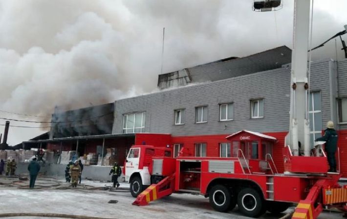 В России загорелся еще один завод: фото и видео мощного пожара