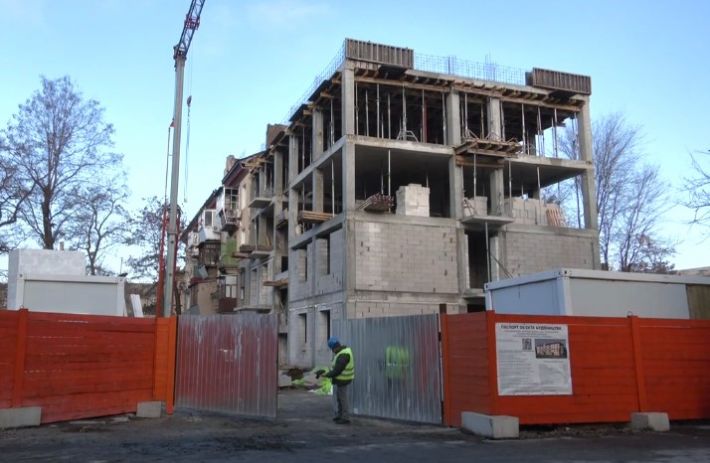 В Запорожье заканчивают возведение конструкций разрушенного обстрелами рашистов дома (фото)