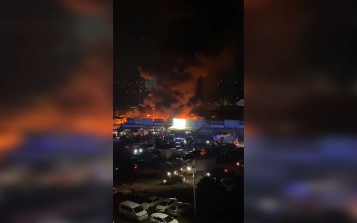 Большой пожар в Ростове-на-Дону: вспыхнул вещевой рынок (видео)