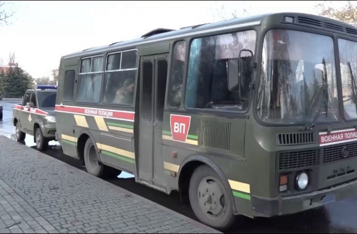 Українських військовополонених привезли в Мелітополь і змусили зніматися в кіно про "людяність" росіян (фото, відео)