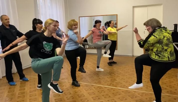 Коллаборанты из Мелитопольского района показали, как советский фитнес прибавлят им вес (видео)