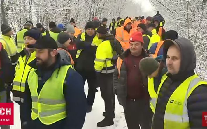 Лопнуло терпение: украинские водители в Польше на ПП "Краковец-Корчевая" объявили голодовку (видео)