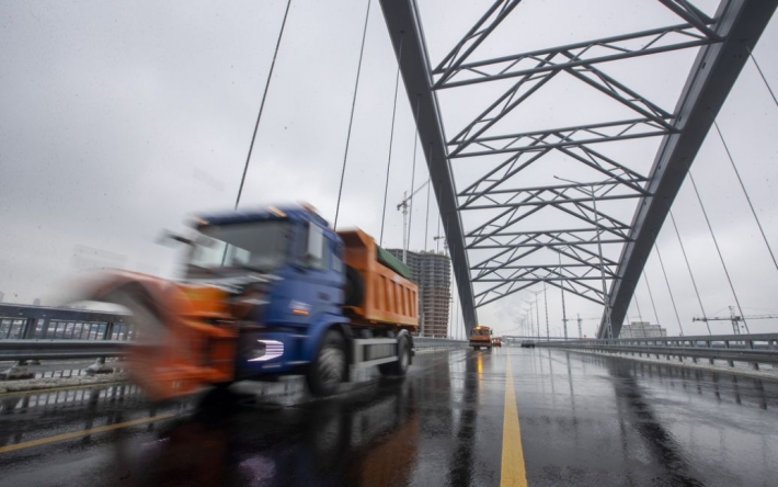 Строили 30 лет: в Киеве открыли новый мост (видео)