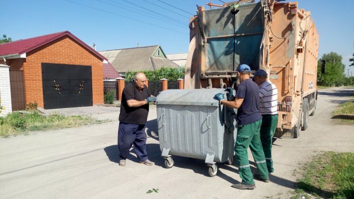 Привезут мусор в мэрию и ОВА: в Запорожье компания по вывозу отходов заявляет, что им блокируют доступ к полигону