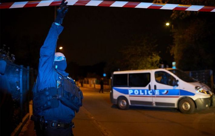 Неизвестный напал на туристов в Париже: есть погибший и раненые