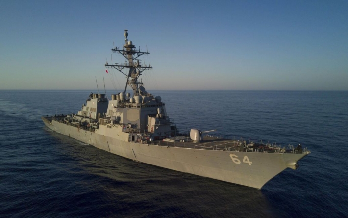 Американский эсминец и коммерческие корабли атаковали в Красном море: детали