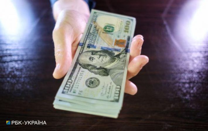 Украинцы сократили покупку долларов в банках после десятилетнего максимума