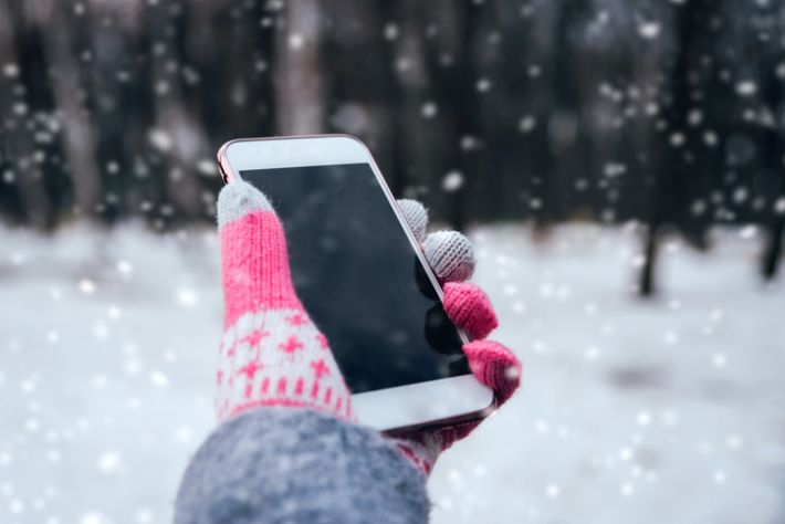 Телефон быстро разряжается на морозе: как это предотвратить