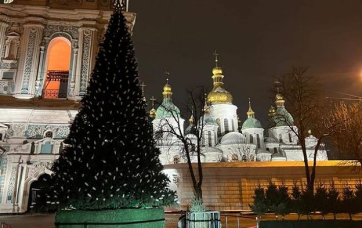 "Жизнеутверждающая, как никогда": в Киеве установили новогоднюю елку