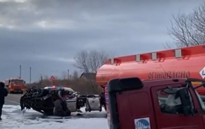 В России автобус столкнулся с бензовозом: есть погибшие и травмированные