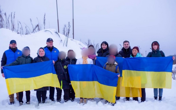 Лучший подарок ко Дню Святого Николая: 8 украинских детей вернули домой