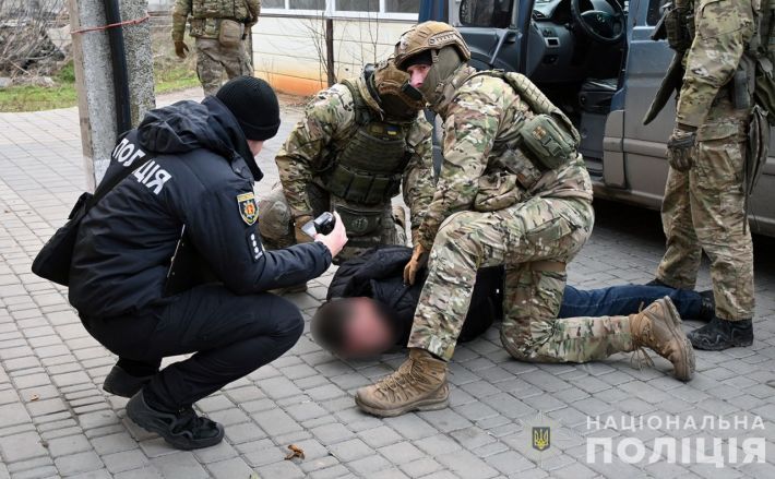 В Запорожском районе задержали "дилера" при продаже наркотиков на десятки тысяч гривен (фото)