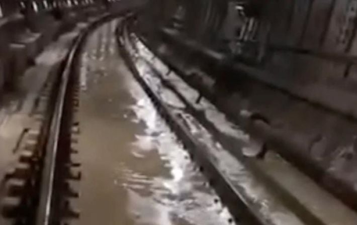 Авария в метро Киева: пути заливает водой