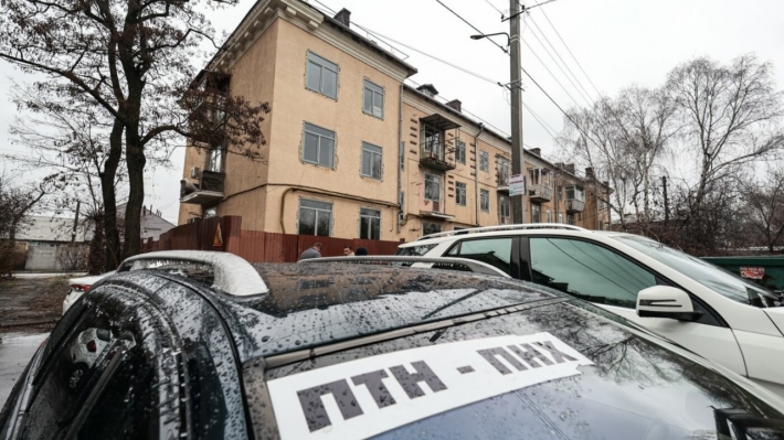 В Запорожье восстанавливают трехэтажный жилой дом, в который попала российская ракета