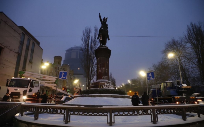 В Киеве демонтируют памятник Николаю Щорсу