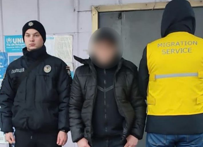 Запорожские полицейские выдворили из Украины нелегала - скрывался шесть лет (фото)