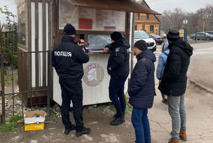 В Запорожье полицейские изъяли тысячи пачек контрабандных сигарет (фото)