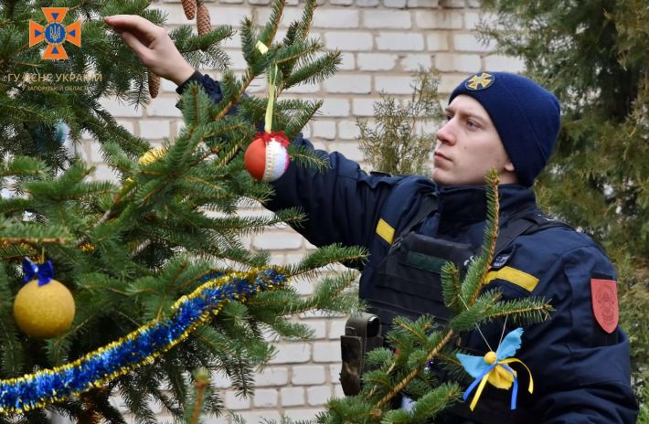 "Запорожские берегини" передали новогодние игрушки спасателям Орехова и Гуляйполя (фото, видео)