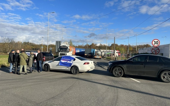 Словацкие перевозчики продолжат блокировать границу с Украиной: сколько продлится акция