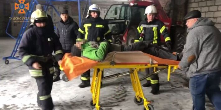 В Запорожье во время проведения строительных работ мужчине зажало ногу бетонной плитой (фото)