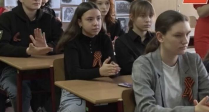 Россия угрожает депортацией и детдомами украинским детям в Мелитополе и других оккупированных городах, — Amnesty International