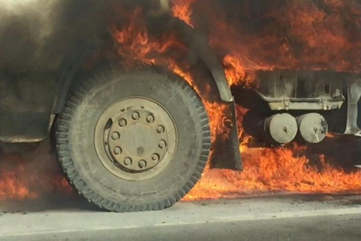 На въезде в Мелитополь загорелся грузовик с углем (фото)