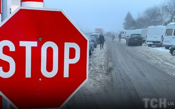 Инцидент на заблокированной границе: польский водитель наехал на троих украинцев (видео)