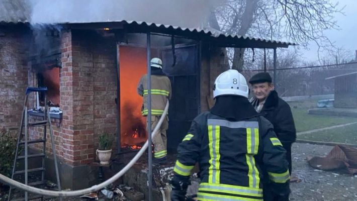 В Запорожском районе в пристройке частного дома вспыхнул пожар (фото)