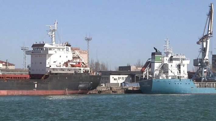 Россияне вывозят награбленное железо через порты Бердянска - ЦНС