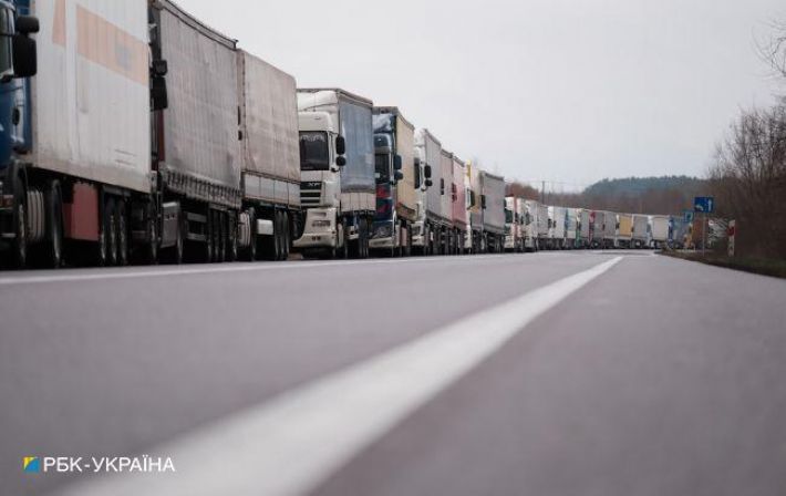 Более 2 тысяч грузовиков в очереди: в ГПСУ рассказали о ситуации на границе с Польшей