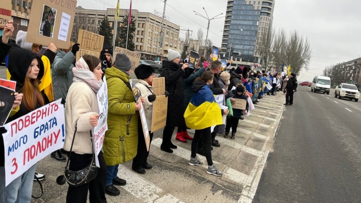 В Запорожье более 100 человек вышли на мирный митинг в поддержку военнопленных