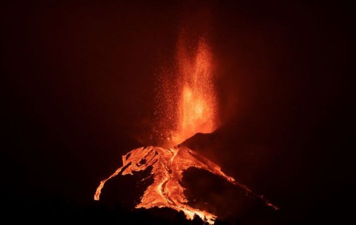 В Исландии началось извержение вулкана: эвакуировали целый город, закрыты курорты