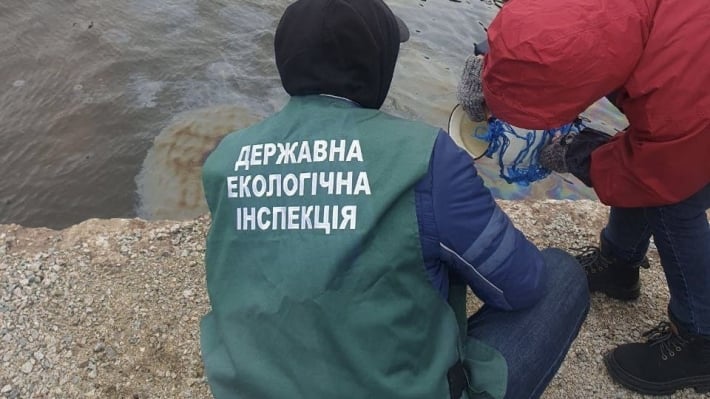 В Запорожье затонуло судно: произошла утечка нефтепродуктов в реку Днепр