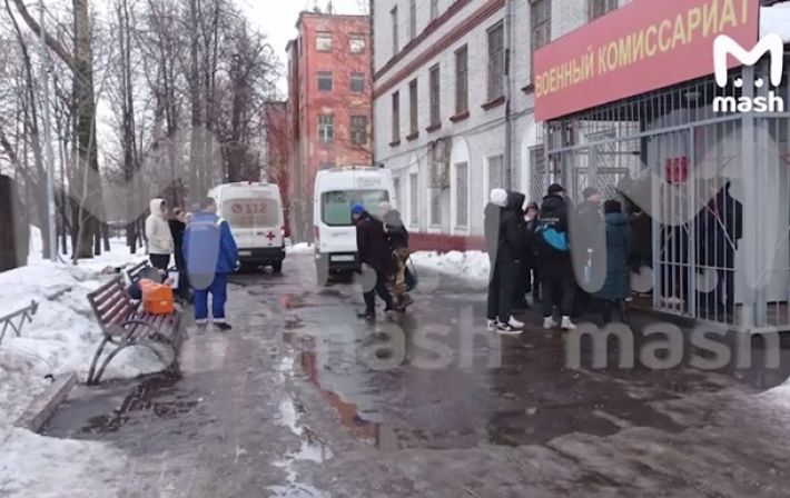 В РФ на посетителей военкомата упал лед