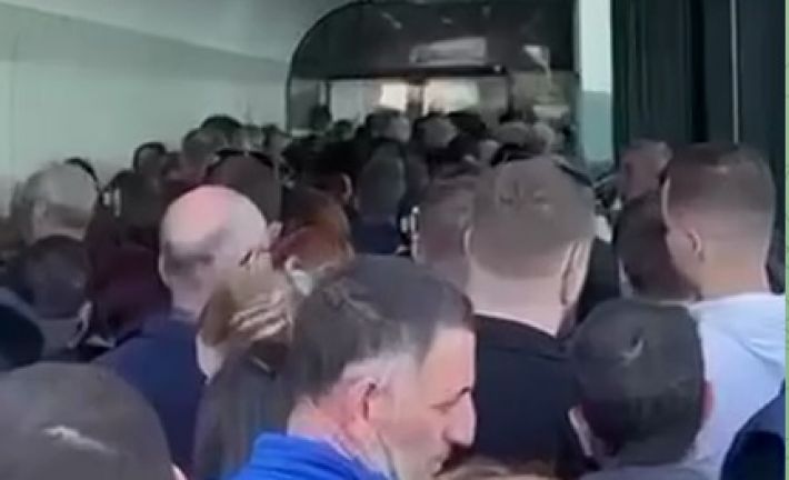 "Не такие граждане" - жителей Мелитополя не пускают домой даже с российскими паспортами (видео)