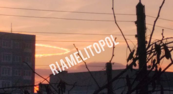 В оккупированном Мелитополе местные жители наблюдают странные огненные круги и шары в небе (фото, видео)