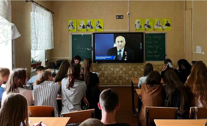Школярів в окупованому Мелітополі навчають за підручниками ідеологів "російського світу" (фото)
