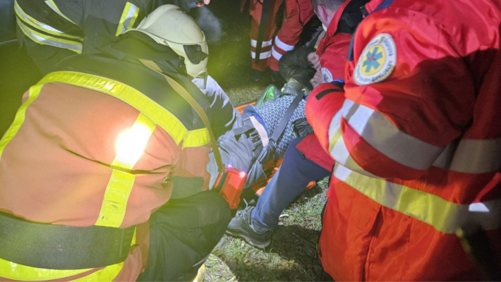 В Запорожье водителя, который въехал в дерево, из искореженного авто доставали спасатели (фото)