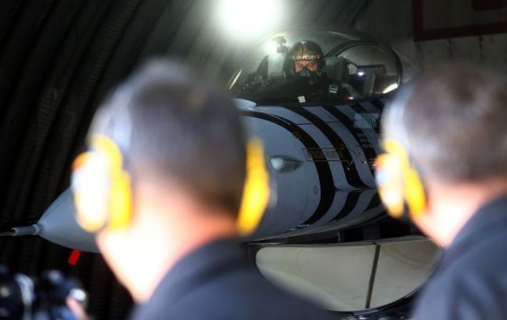 Первая группа украинских пилотов в Дании приступила к тренировкам на F-16