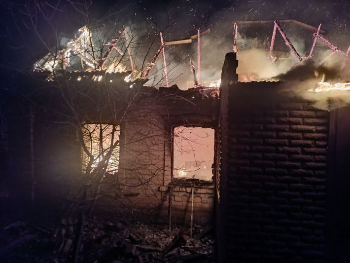 Под Мелитополем в горящем доме едва не погибли мужчина и женщина (фото)